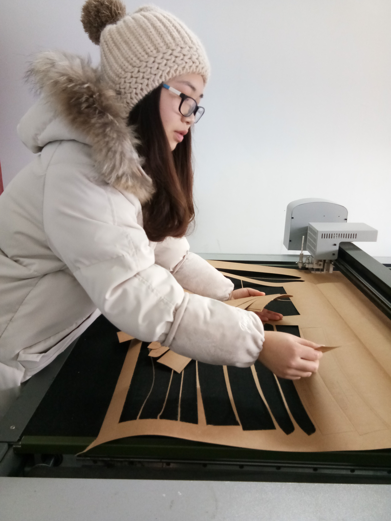 2019年2月，16级服装专业三年制学生黄媚在雅戈尔集团旗下的湖南新马制衣有限公司纸样房顶岗实习.jpg
